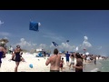 Aereo Vola Basso E Mezza Spiaggia Viene Trasportata Via