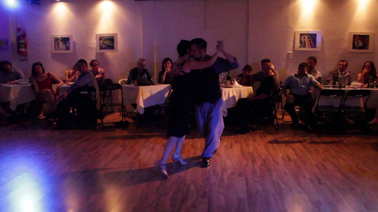 Dos Orillas Práctica de Tango, bailan Guillermo Barrionuevo y Mariela Sametband 4/4