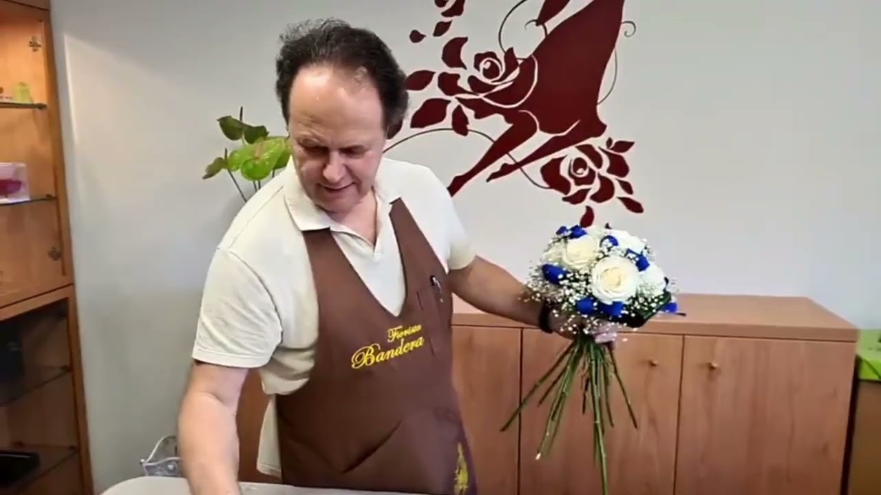 Watch Now Bouquet di rose bianche compatto per 25° di Matrimonio - Fiorista Bandera Bouquet di rose bianche compatto per 25° di Matrimonio - Fiorista Bandera