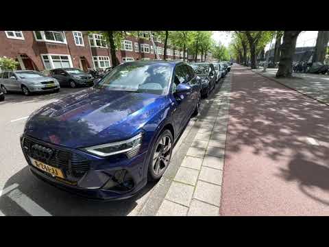 Audi e-tron - Blue 2022 - Street Walk-around