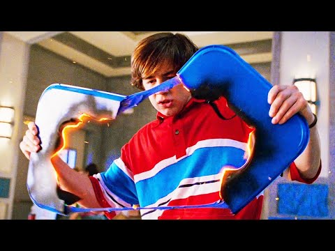 Il est le SEUL sans POUVOIRS dans l'ÉCOLE des HÉROS et doit VAINCRE un VILAIN pour SAUVER le MONDE