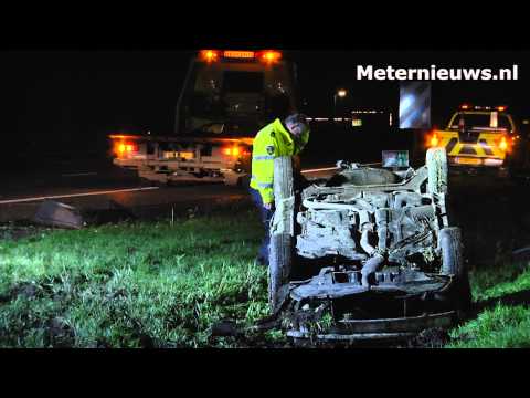 Auto over de kop op A28