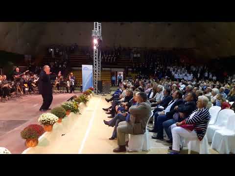 Singing together "Sto perijiali to krifo" (M. Theodorakis)