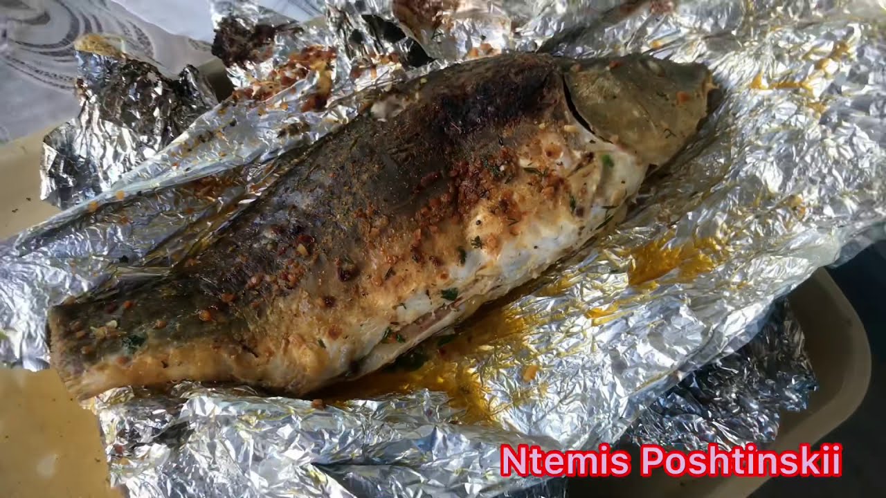 запеченный карась. карп фаршированный в духовке целиком. карп на мангале в фольге. карп в духовке в фольге. рыба карп запеченный.