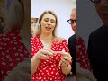 Onze sterren krijgen vlak voordat ze het  musical podium opgaan nog een toi toi toi...