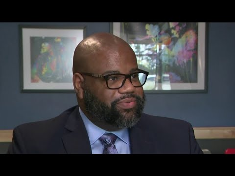 Fuddruckers, com sede em Houston, tem novo proprietário, o primeiro afro-americano a possuir uma rede nacional de hambúrgueres