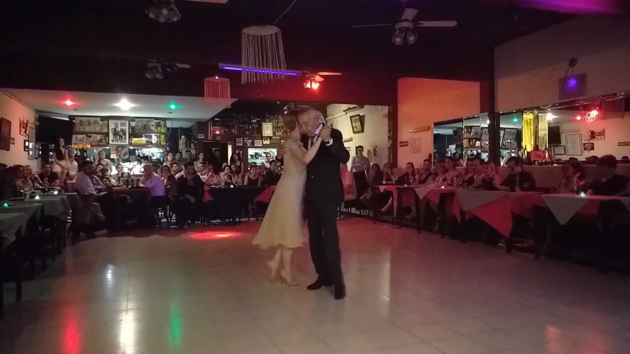 El Chino perico y Paola Tacchetti. Bailan ¨A pan y agua¨, de la Orquesta de los angelitos.