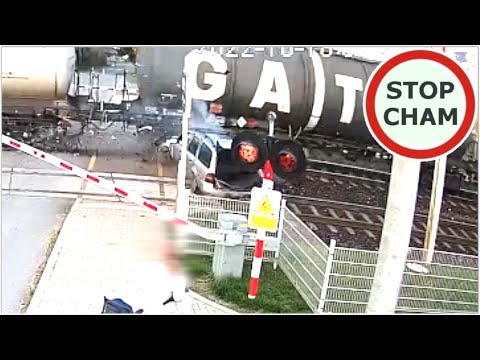 Staranował szlaban i wjechał pod pociąg