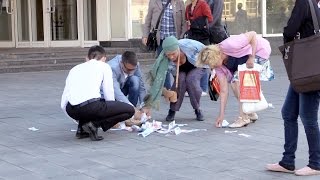 Пранк: Раскидываем деньги перед прохожими - Видео онлайн