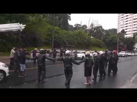 Motoboys fazem homenagem a motociclista que morreu após colidir em poste em Blumenau