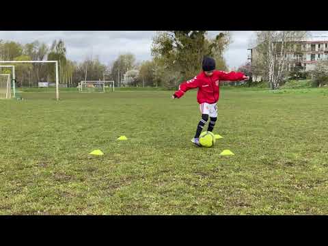 Jasialdo PiłkaTV - trening dryblingu na kartoflisku (7 lat)