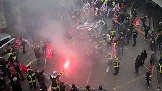 İtfaiyeciler Eyfel Kulesi'nde protesto düzenledi, daha fazla kaynak talep etti