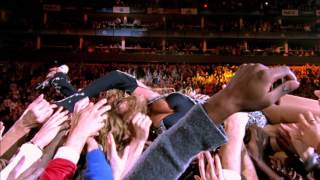 Beyonce stage diving during &quot;Halo&quot; HD 1080p (Original Version)
