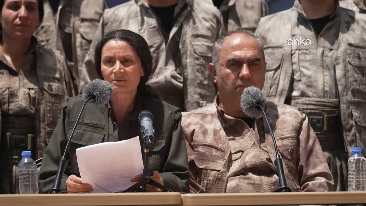 PKK'lı bir grup Süleymaniye'de düzenlenen törenle silah bıraktı