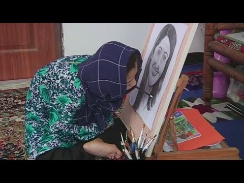 阿富汗殘疾少女用嘴畫出不可思議的肖像畫 (Disabled Afghan teenager draws incredible portraits with her mouth)