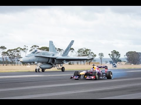 F1 Car vs Super Jet - Red Bull