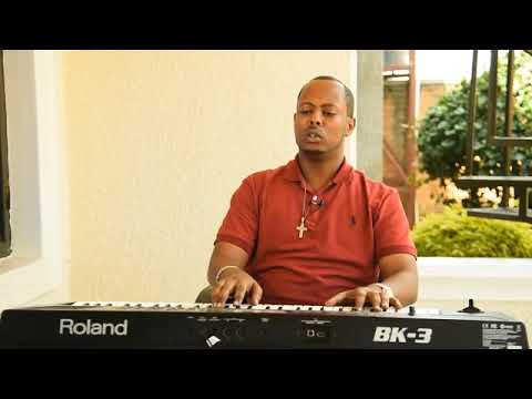 Kizito Mihigo interprète "Muryango wanjye nagutwaye iki?" Traditionnel de l'Eglise