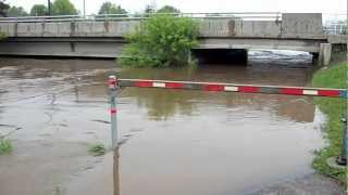 preview picture of video 'Thunder Bay Flood - Neebing River at Edward St May 28 2012'