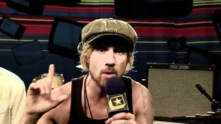 Macaco apresenta "One step" no Showlivre.com