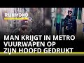 Man krijgt VUURWAPEN op HOOFD in metro