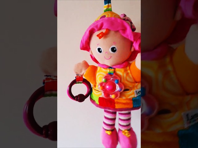 Vídeo relacionado con LAMAZE My Friend Emily, Clip on Pram and Pushchair Newborn Baby Toy, Sensory Toy for Babies Boys and Girls from 0 to 6 Months
