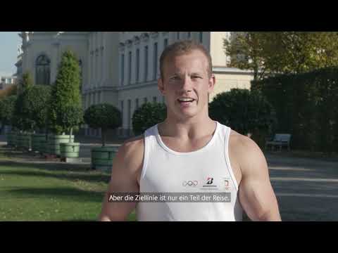 Fabian Hambüchen und „Heimliche Sieger“ laufen über die Ziellinie des Bridgestone Great 10k