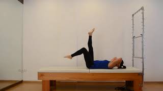 Abdominal com Movimento de Membros Inferiores no Mat