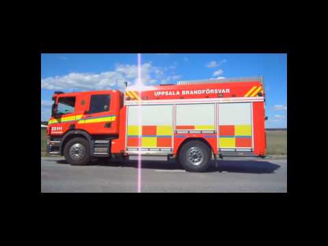 Släckbil och befälsbil på utryckning