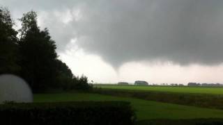 preview picture of video 'Tornado(windhoos) Hantum 6.8.2011: de alleeerste beelden van het ontstaan: nog niet gepubliceerd'