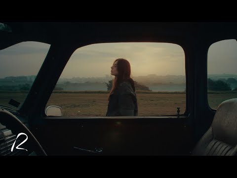 Thaiane Seghetto se inspira em peça evangelística viral dos anos 2010 para videoclipe de “Pródigo”