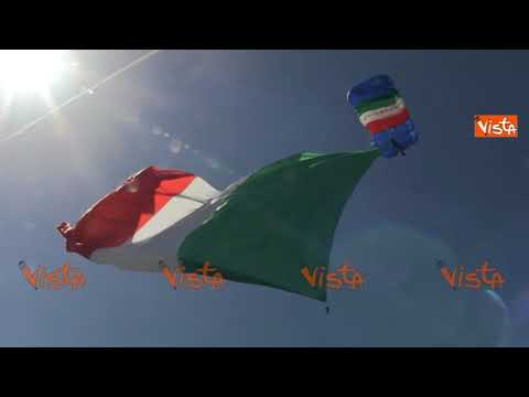 Lo spettacolare volo del paracadutista con la bandiera italiana per il 2 Giugno