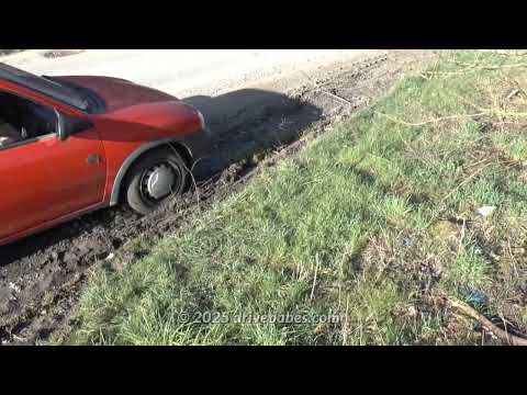 Reverse driving Lady wayside Mud wheelspin | Opel Corsa B Räder drehen durch