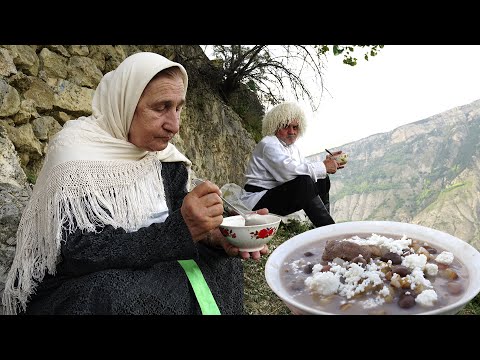 Um prato antigo do Daguestão Vida e comida no Daguestão Vida numa aldeia nas montanhas