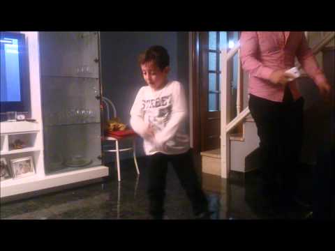 Raúl bailando - kid dancing