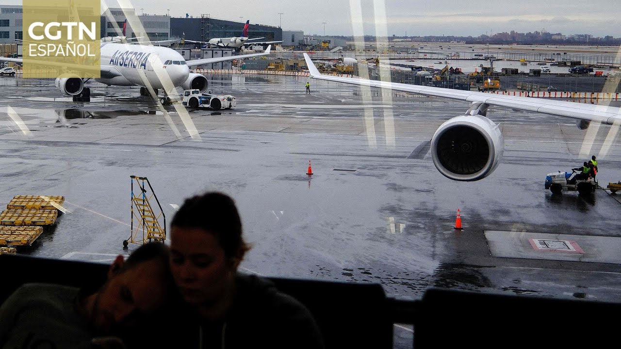 Una tormenta invernal azota el noreste de EE. UU. y afecta a miles de vuelos