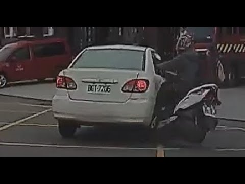 [Vídeo do acidente de carro] É óbvio que queremos estar lá (2023.03.18 Sec. 1, Guangfu Road, East District, Hsinchu City)