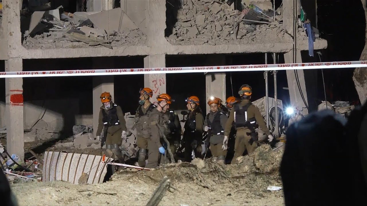 Video | Emergency services at the site of an Iranian strike in the Israeli town of Arad | AFP