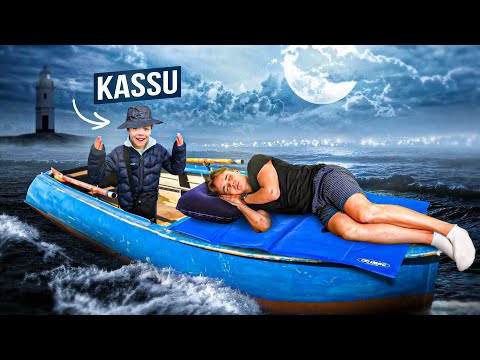 YÖTÄ VENEELLÄ 10-Vuotiaan Kanssa! (HULLU)