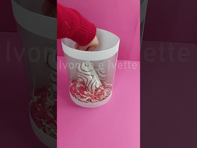 Vídeo relacionado con Caja Regalo, 25 x 18 x 8.5 CM Caja para Regalo Rectangulares, Plegable Cajas de Regalo con Tapa, Cajas Regalo Carton con Lazo Carda Rafia, para Boda Cumpleaños Navidad Valentín (Negro)