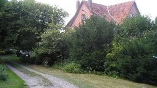 preview picture of video 'Großer Resthof mit altem Baumbestand am Rande der Südheide'