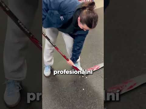 Proč hokejisté ničí své hole před zápasem?