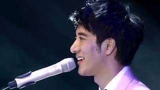 王力宏手指冻僵画面曝光 演唱会中断机智应变