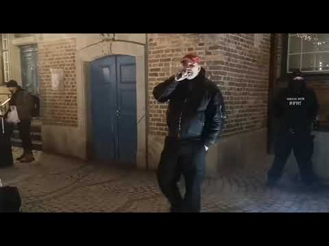 Hooligans in #Düsseldorf: Ein #Neonazi möchte Widerstand leisten/#COVID19 #Covidioten #CoronaImpfung