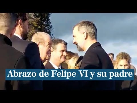 Besos y un abrazo entre Felipe VI y su padre Juan Carlos I en Grecia