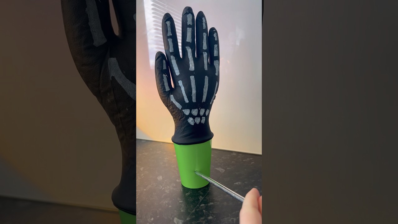 Create this fun Halloween skeleton craft 💀✨ #halloween #stem #crafts #ideasforkids