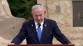 דברי רה"מ נתניהו בטקס האזכרה הממלכתי לזכר נרצחי ה-7 באוקטובר ו"מלחמת התקומה" בהר הרצל (עדכוני משרד ראש הממשלה) - התמונה מוצגת ישירות מתוך אתר האינטרנט יוטיוב. זכויות היוצרים בתמונה שייכות ליוצרה. קישור קרדיט למקור התוכן נמצא בתוך דף הסרטון