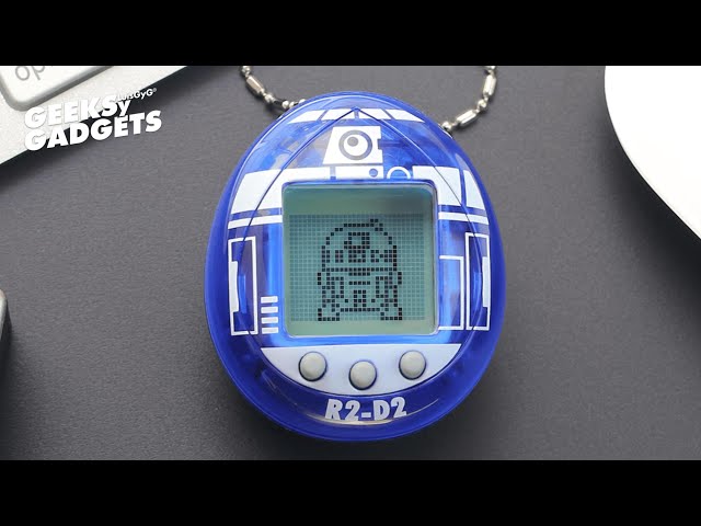 Vídeo relacionado con Tamagotchi 88822 Star Wars R2D2 Virtual Pet Droid con minijuegos, Clips de animación, Modos Extra y Llavero (Azul), Multicolor