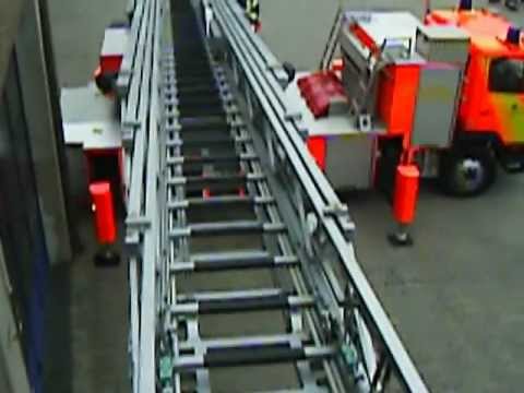 Drehleiterausbildung: Vertikales Anleitern zur Menschenrettung