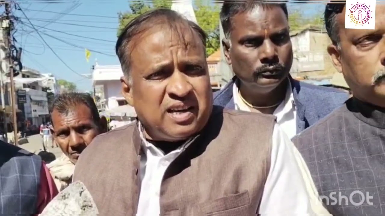 VIDISHA मुख्यमंत्री के दौरे से पहले जर्जर सड़को पर  ध्यानाकर्षण हेतु , कांग्रेस का सड़क सत्याग्रह...