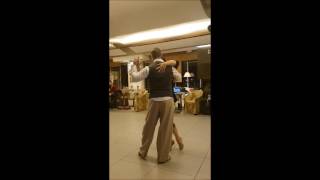 Konstantinos Chalntoupis & Effie Zarogianni bailan improvisacion al final de un clase